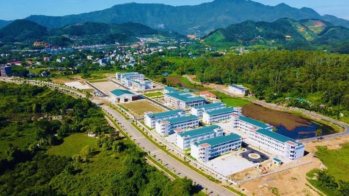 Không chỉ là sự chuẩn bị về phòng học, việc đón khoảng 17.000 sinh viên về Hòa Lạc trong năm học mới đặt ra yêu cầu hoàn thiện đồng bộ cả một không gian đại học. Đại học Quốc gia Hà Nội đang tập trung những phần việc cuối cùng: chỉnh trang cảnh quan, biển bảng chỉ dẫn, vệ sinh khuôn viên, rà soát giao thông, y tế, ký túc xá và các dịch vụ phục vụ người học. Theo yêu cầu của lãnh đạo trường, công tác tổng vệ sinh được hoàn thành trước 16/8, cùng với việc tiếp tục hoàn thành các hạng mục còn lại trước thời điểm sinh viên nhập học.