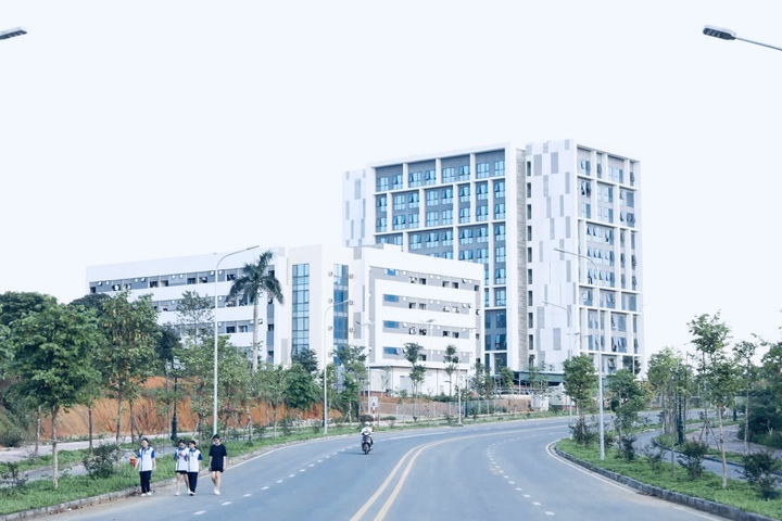 Năm học 2026-2027 sẽ là bước tiến mới khi Đại học Quốc gia Hà Nội đưa khoảng 17.000 sinh viên lên Hoà Lạc. Với dấu mốc quan trọng này, Hòa Lạc không chỉ là nơi học tập - mà đang từng bước trở thành một không gian học thuật, nghiên cứu, đổi mới sáng tạo và đời sống đại học năng động của Đại học Quốc gia Hà Nội .