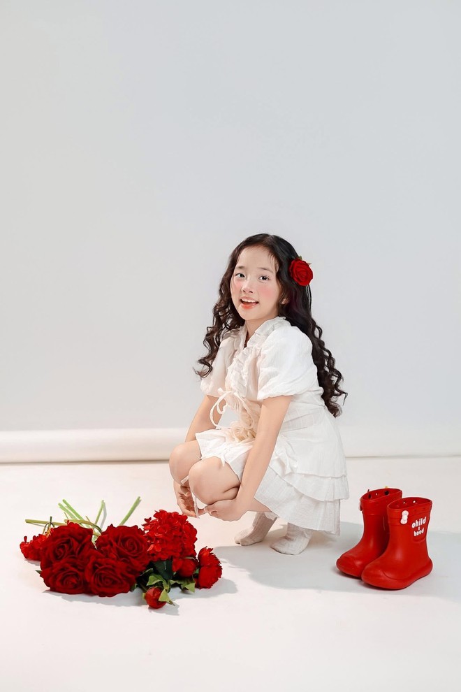 amp;#39;Mợ chảnhamp;#39; nhà Khánh Thi - Phan Hiển 8 tuổi đã ra dáng người lớn khiến bố mẹ tự hào - 2
