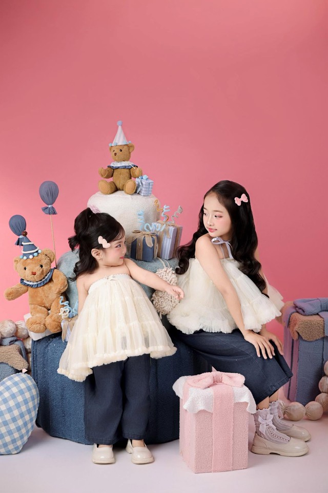 Khánh Thi cũng tự hào cho biết, con gái không phải là đứa trẻ ồn ào hay đòi hỏi nhiều, nhưng lại là người khiến bố mẹ yên tâm nhất. Anna ham học hỏi, thích khám phá, sống tình cảm và luôn biết nghĩ cho những người xung quanh.