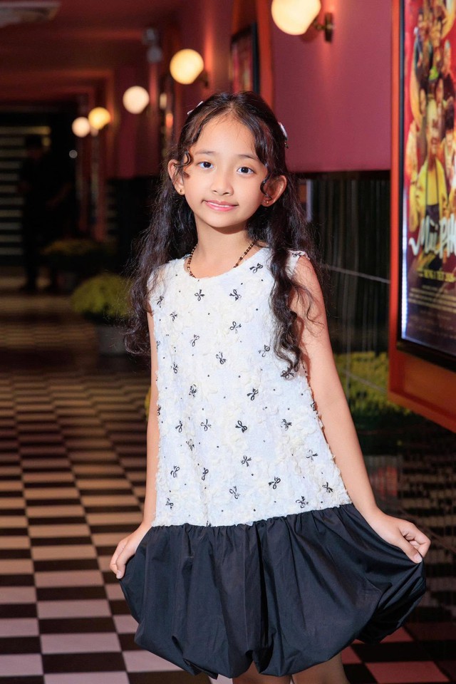 Anna - con gái Khánh Thi và Phan Hiển từ lúc sinh ra đã nhận được tình yêu thương từ đại gia đình. Đúng như Khánh Thi chia sẻ, cô bé dịu dàng, hướng nội nhưng hơn cả là bé biết yêu thương, nhường nhịn và ngoan ngoãn.