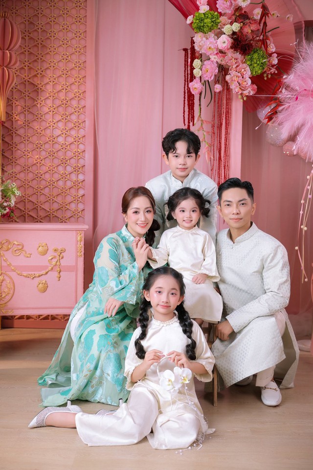Anna hạnh phúc bên bố mẹ và các anh em.
