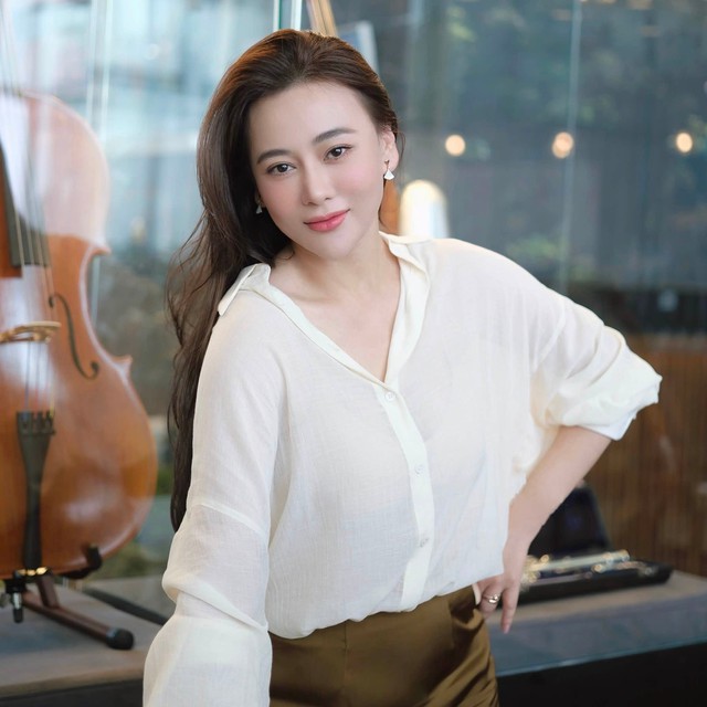 Phương Oanh mới đây đã chia sẻ trên trang cá nhân hình ảnh diện áo sơ mi trắng đơn giản nhưng vẫn vô cùng xinh đẹp. Nhiều khán giả nhận xét, sau những biến cố trong cuộc sống, hiện tại nữ diễn viên Hương vị tình thân ngày càng xinh đẹp hơn.