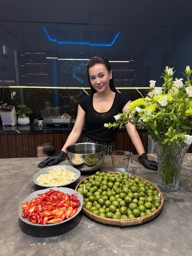 Phương Oanh từng cho biết, việc nuôi hai con nhỏ cùng lúc là hành trình nhiều thử thách nhưng cũng mang đến niềm hạnh phúc đặc biệt.