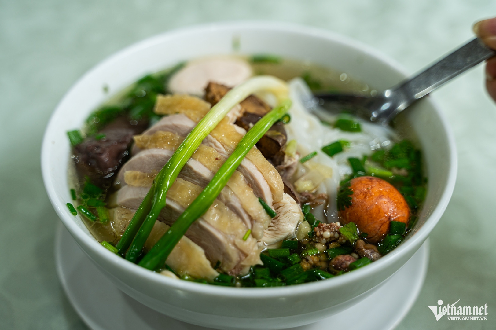 Phở gà Huyền Hương có mức giá cao nhưng vẫn nổi tiếng đông khách