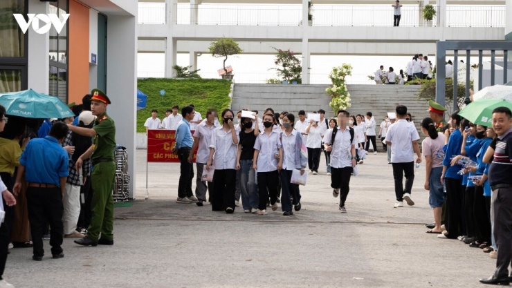 326/326 thí sinh tại Trường THPT Chuyên Tuyên Quang dự thi môn Toán chiều 14/8, đạt tỷ lệ 100%