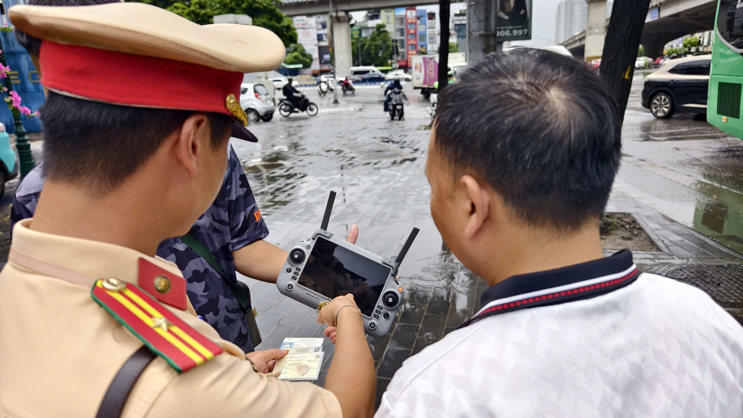 Không chỉ camera, CSGT Hà Nội đang sử dụng UAV để ghi nhận vi phạm từ trên cao, nhất là những hành vi khó quan sát hay các trường hợp khó theo dấu. (Ảnh Thành Long)