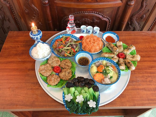 Sau khi hoàn tất nghi lễ, đợi hương cháy xong, thậm chí hương cháy được 2/3, gia đình có thể hạ lễ xuống để dùng hoặc bảo quản.