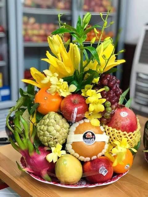Hoa quả sau khi dâng cúng thường được giữ lại để gia đình dùng. Tuy nhiên, hoa quả đã chín quá, mềm nhũn, nứt vỏ hoặc xuất hiện dấu hiệu lên men thì nên hạ xuống ngay.