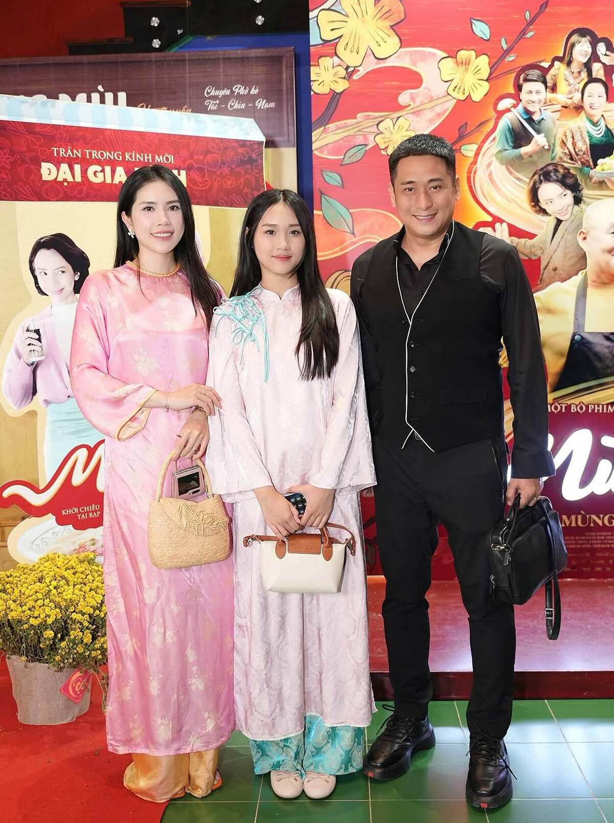 Vợ chồng Minh Tiệp thường xuyên đưa con gái đi cùng đến những sự kiện phù hợp độ tuổi con. Trong buổi ra mắt phim Mùi phở dịp Tết Nguyên đán năm nay, Minh Thùy cùng mẹ diện áo dài đồng điệu.