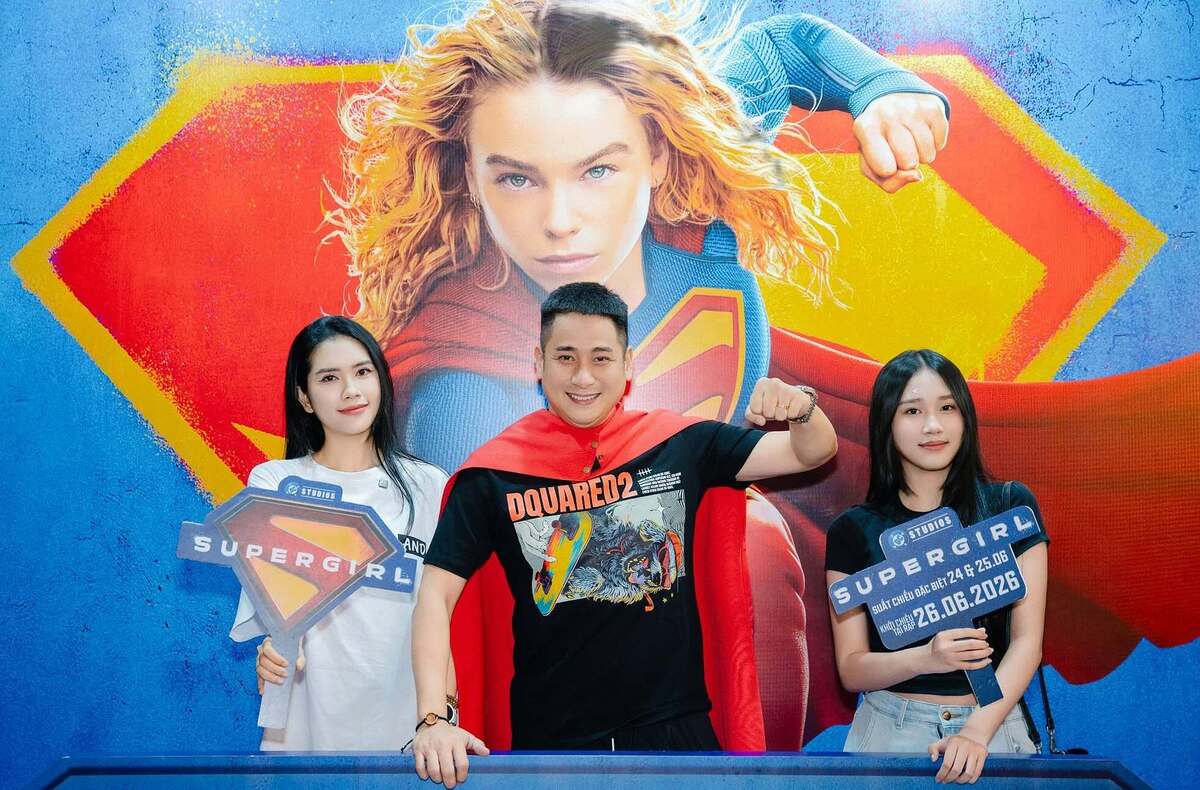 Vợ chồng Minh Tiệp cùng con gái trong buổi ra mắt phim điện ảnh Supergirl.