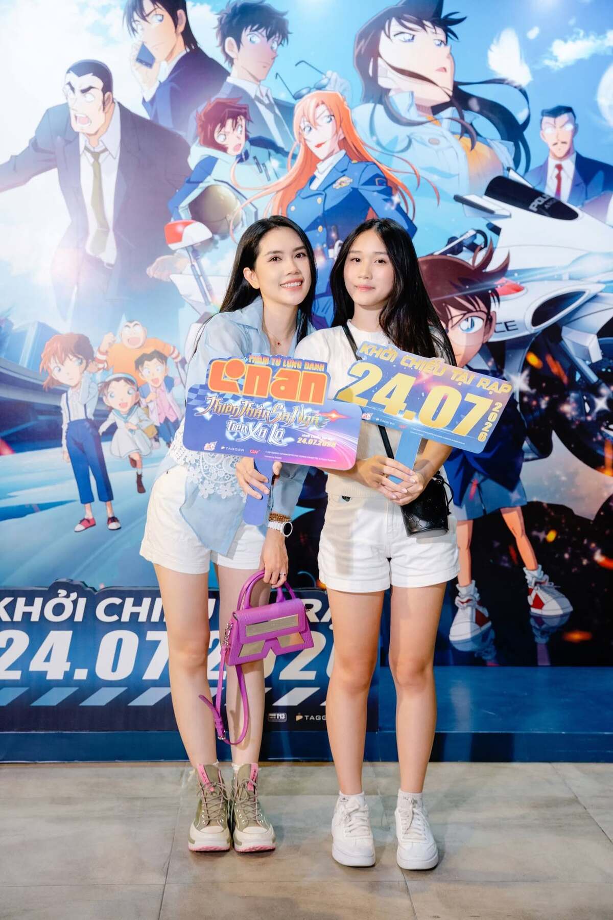 Theo Thùy Dương, vợ chồng cô không có nguyên tắc gì lớn trong việc giáo dục Minh Thùy mà như những người bạn để cô bé có thể tâm sự nhiều hơn. Họ cũng giữ thói quen gần như trưa nào cũng ăn cơm cùng nhau, coi đây là thời gian để các thành viên thêm gắn kết.