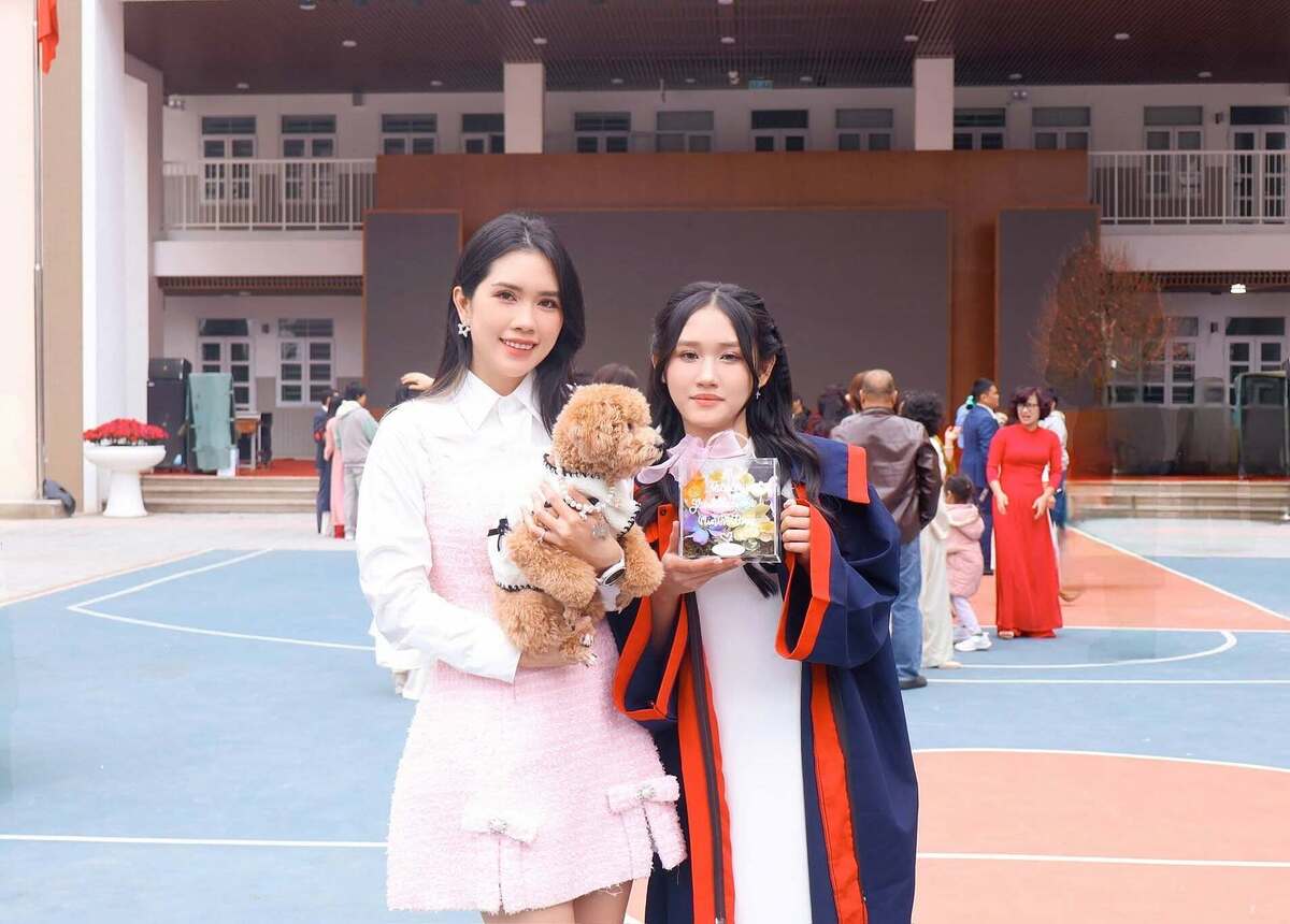 Từ cuối tháng 7, Thùy Dương - vợ diễn viên Minh Tiệp - đăng tải nhiều video cùng con gái Minh Thùy trên TikTok. Họ cùng trải nghiệm những hoạt động như mua sắm, chụp photobooth. Trong một số video, Minh Thùy được khen xinh, vóc dáng cao ráo.
