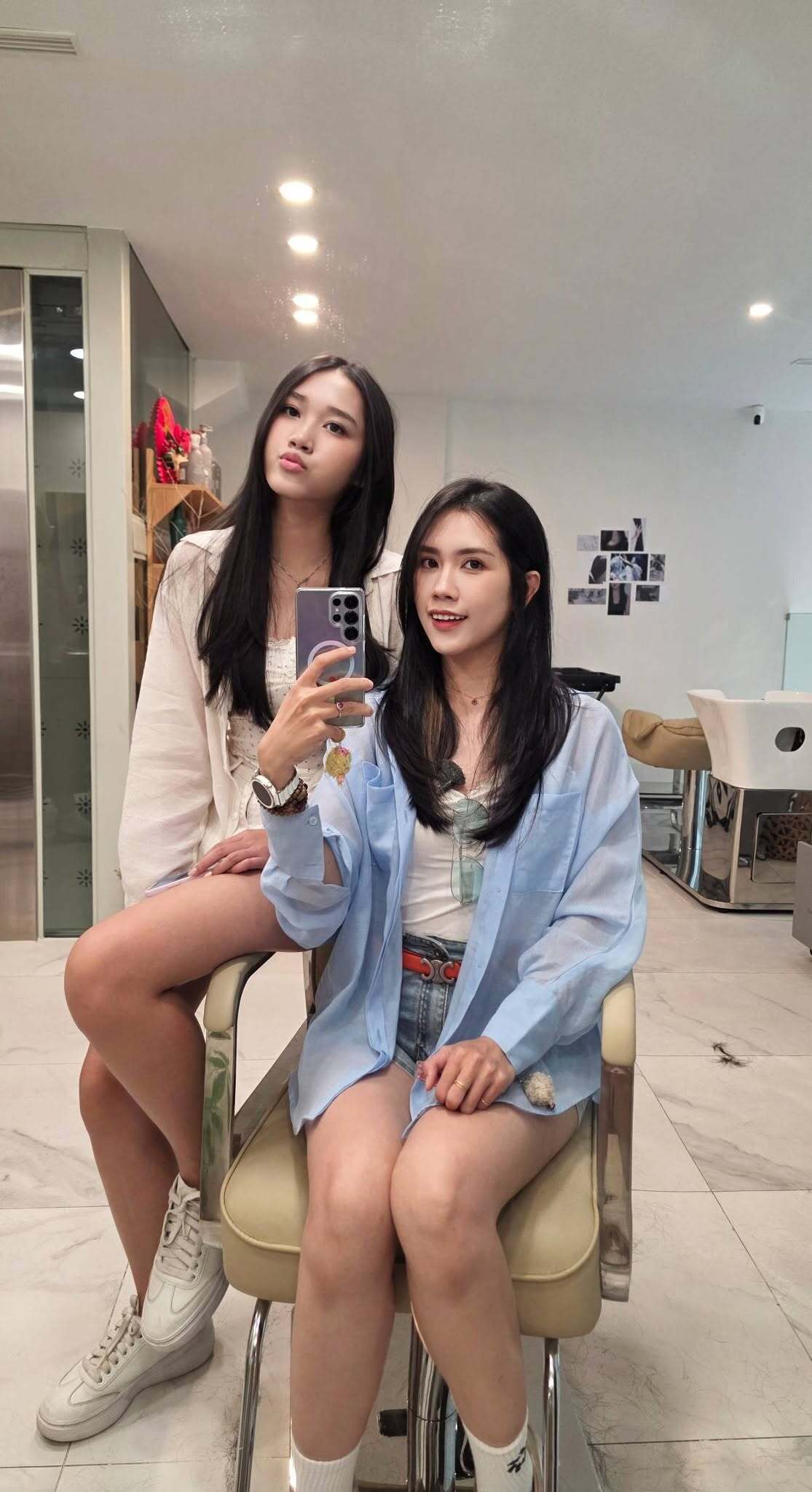 Do yêu thích vẻ đẹp tự nhiên nên ngay từ khi con gái bước vào độ tuổi teen, Thùy Dương đã hướng dẫn cô bé cách làm sạch và dưỡng da vào mỗi tối, chỉ cho con trang điểm khi đi chơi, chụp ảnh hay dự sự kiện cùng bố mẹ. Cô cũng tư vấn cho con chọn phong cách phù hợp lứa tuổi, ăn uống lành mạnh để có vóc dáng đẹp.