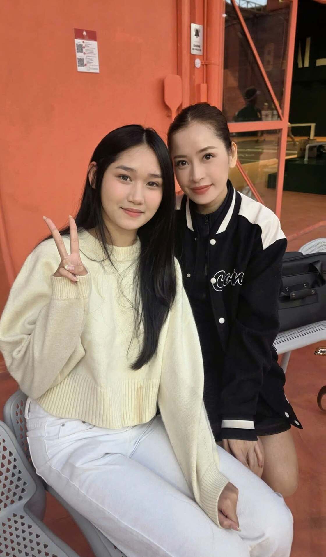 Minh Thùy chụp cùng ca sĩ Chi Pu hồi đầu năm.