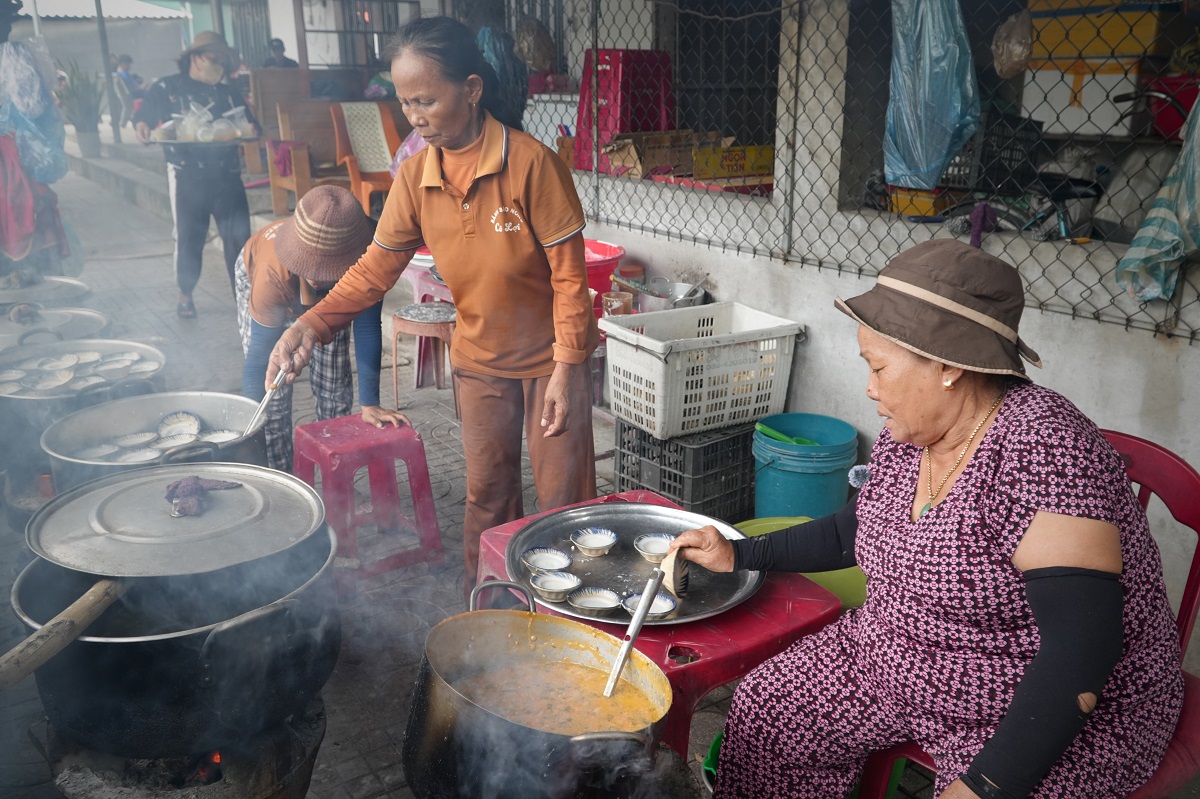 Bà Lợi ở góc trong cùng của quán, chuẩn bị nước lèo để chắt lên bánh bèo vừa hấp chín.