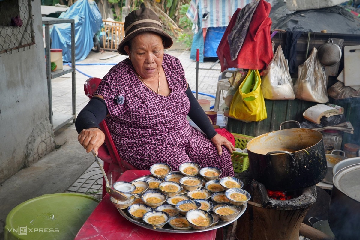 Bà Lợi chắt nước nhưng lên khay bánh bèo. Ảnh: Phạm Linh