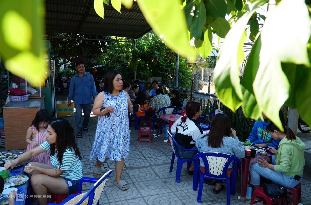 Quán bánh bèo Bà Lợi lúc đông khách. Ảnh: Phạm Linh
