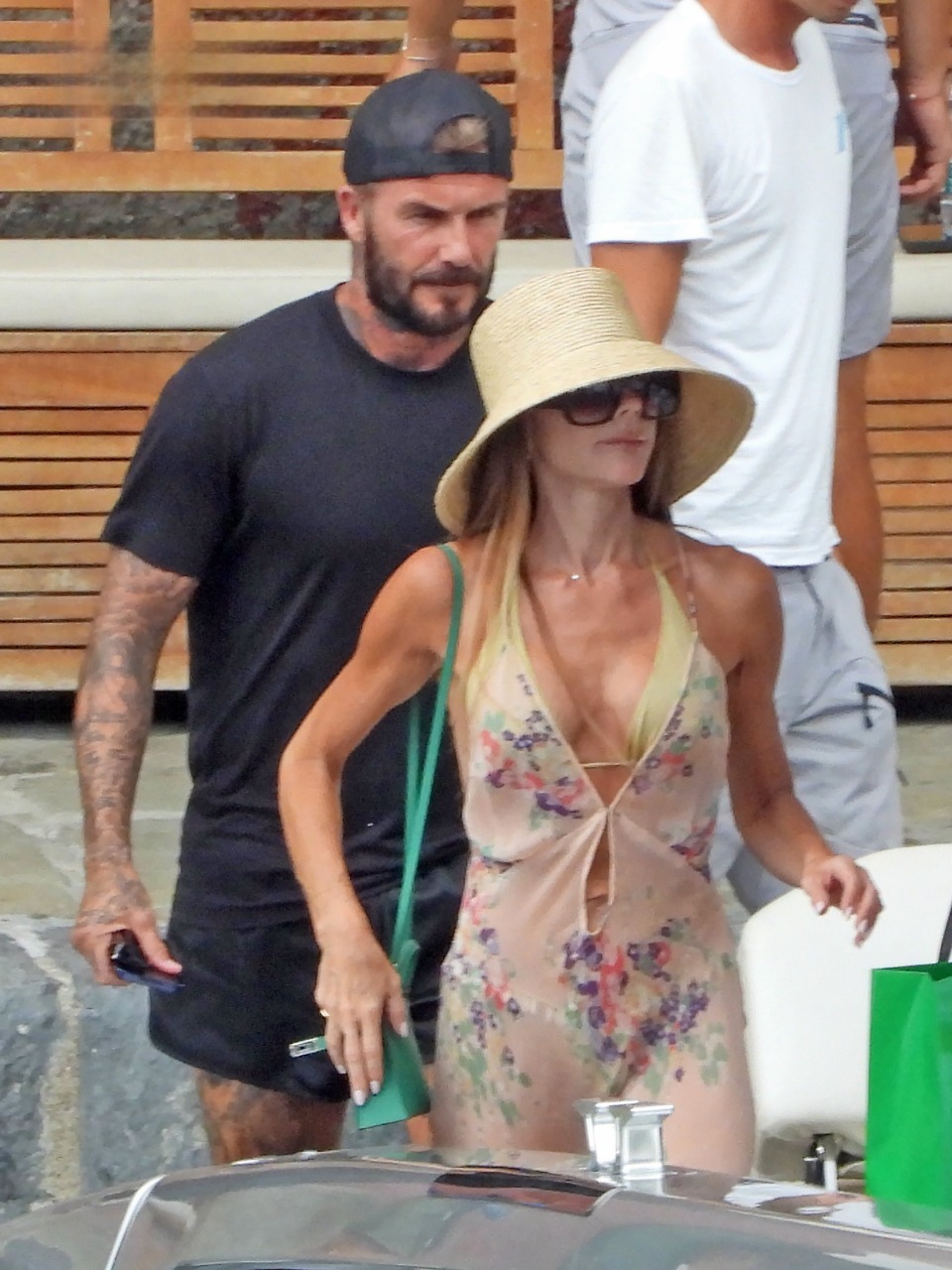 Trong khi đó, Victoria Beckham, 52 tuổi, diện váy hai dây quyến rũ bên ngoài bộ đồ bơi xanh rêu.