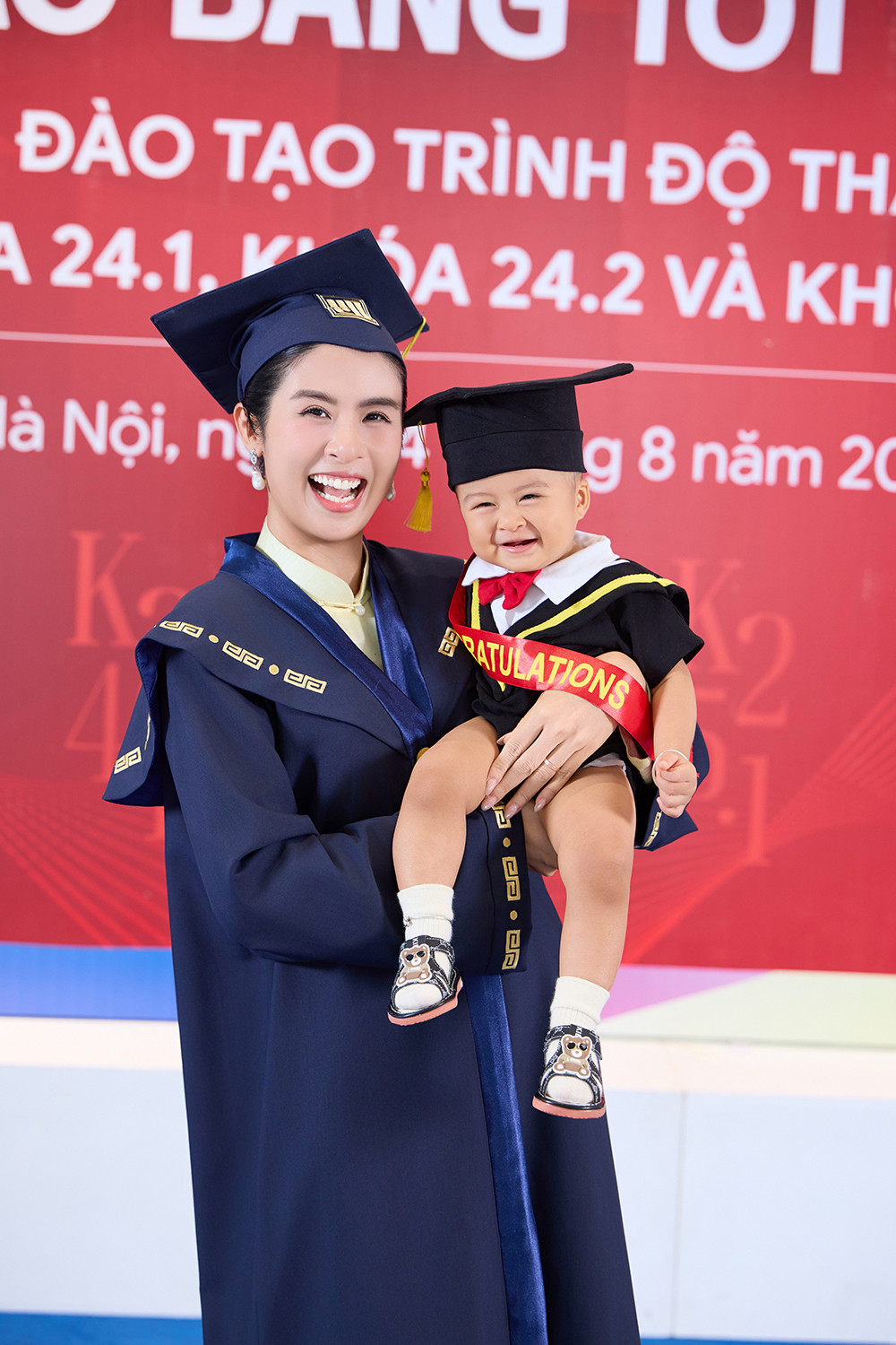 Hoa hậu Ngọc Hân tốt nghiệp thạc sĩ, chồng và con trai có mặt chúc mừng - 2