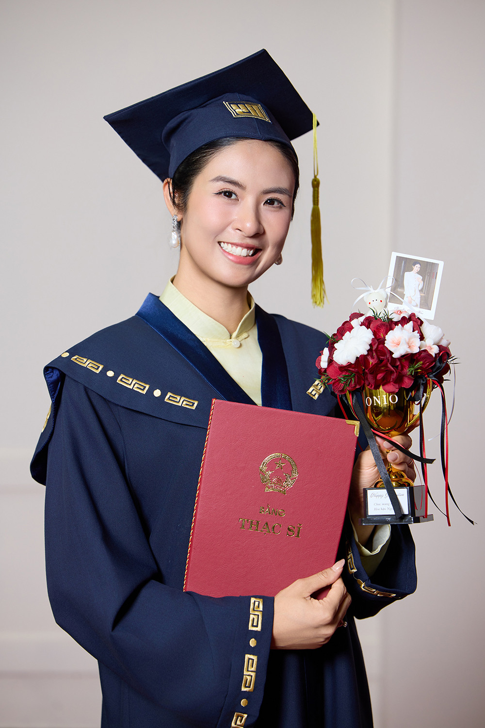 Hoa hậu Ngọc Hân và con trai. 
