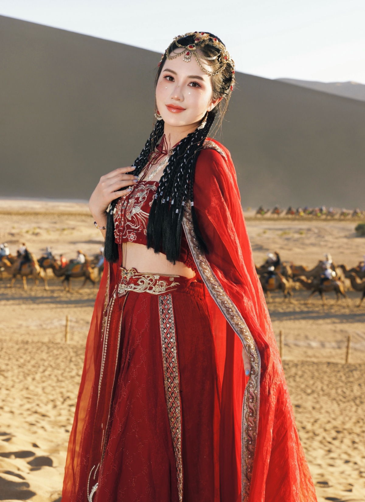 Primmy Trương hóa cô gái Tân Cương trên sa mạc cát nổi tiếng thuộc Con đường Tơ lụa.