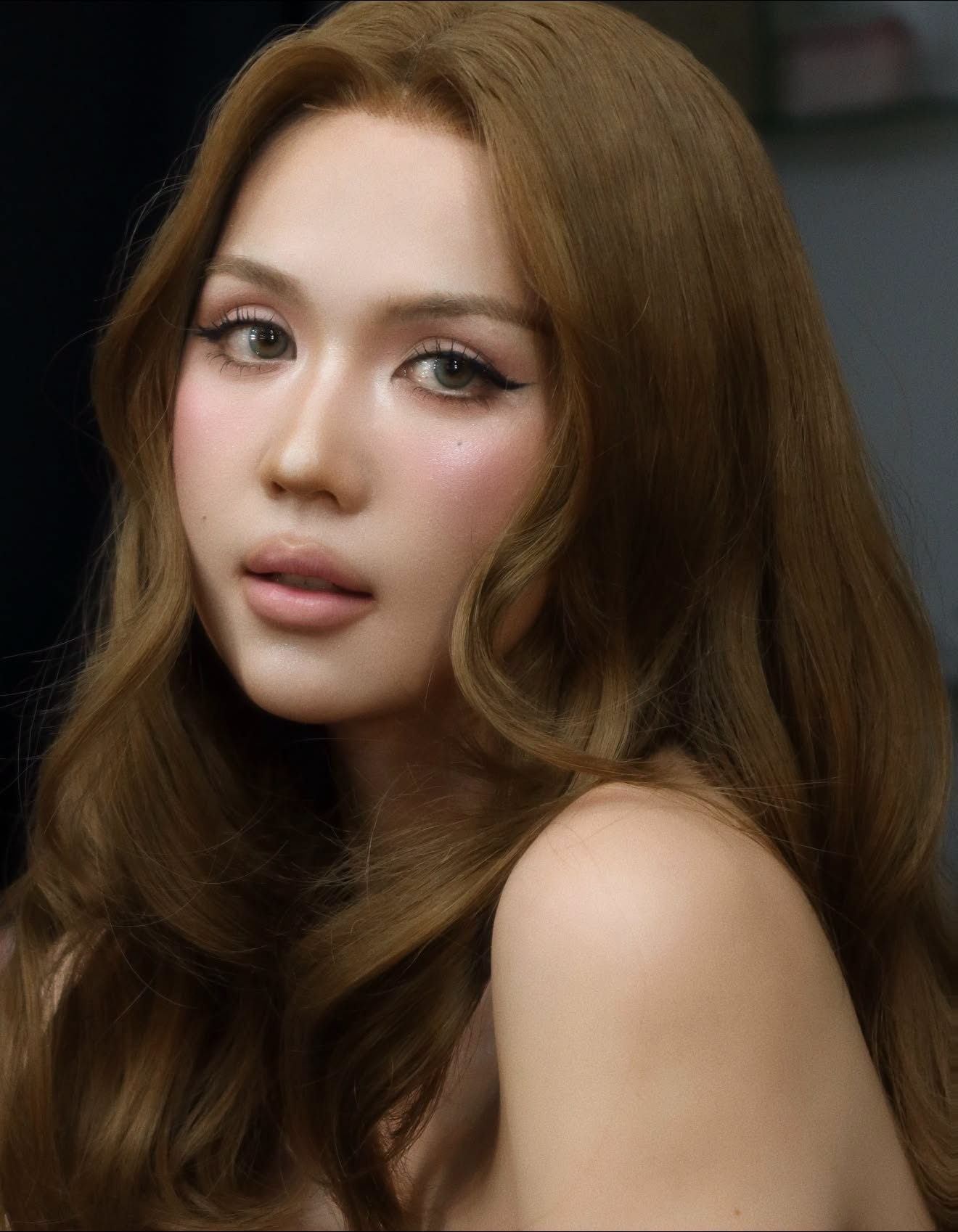 Cách đây không lâu, Ngọc Trinh gây chú ý khi đăng tải hình ảnh trang điểm cầu kỳ đậm chất điện ảnh, kèm dòng trạng thái thừa nhận mình đang bước vào tuổi trung niên và có những thay đổi nhất định trong suy nghĩ, cách sống.