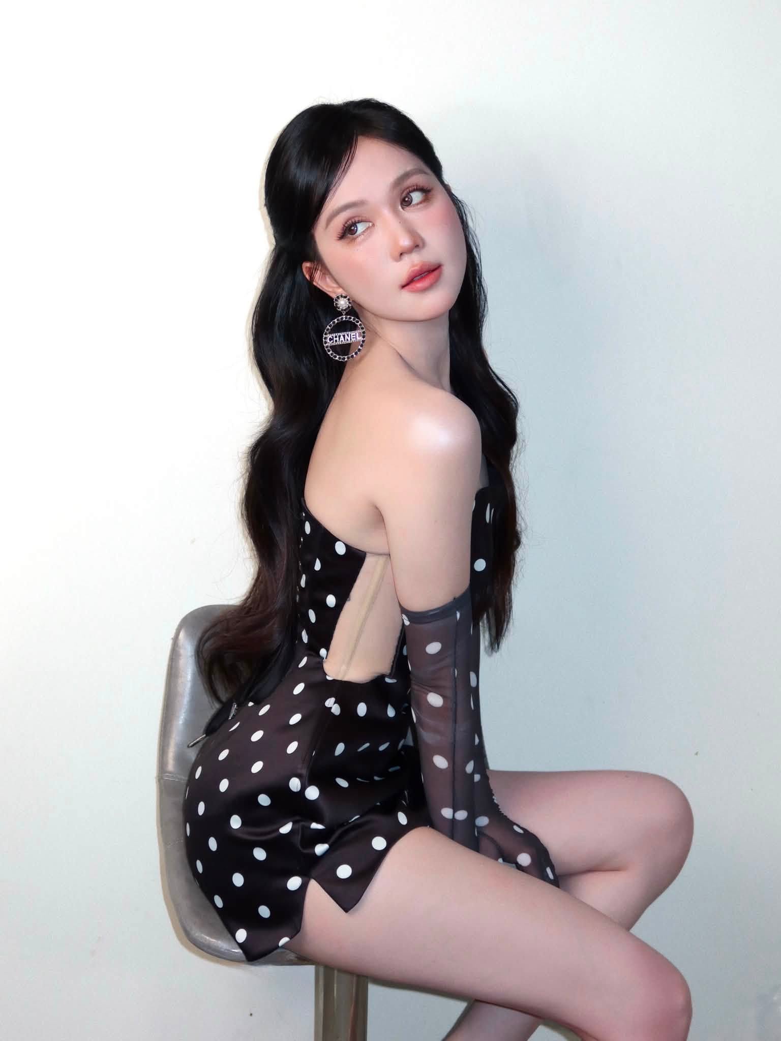 Ngọc Trinh còn khéo léo tận dụng phom dáng để làm nổi bật tỷ lệ cơ thể. Thiết kế ôm eo, dáng ngắn và phần vai trần tạo hiệu ứng kéo dài vóc dáng. Với những người không muốn mặc quá táo bạo, công thức này vẫn có thể ứng dụng bằng váy dài hơn, giảm khoảng cut-out hoặc khoác thêm blazer bên ngoài.