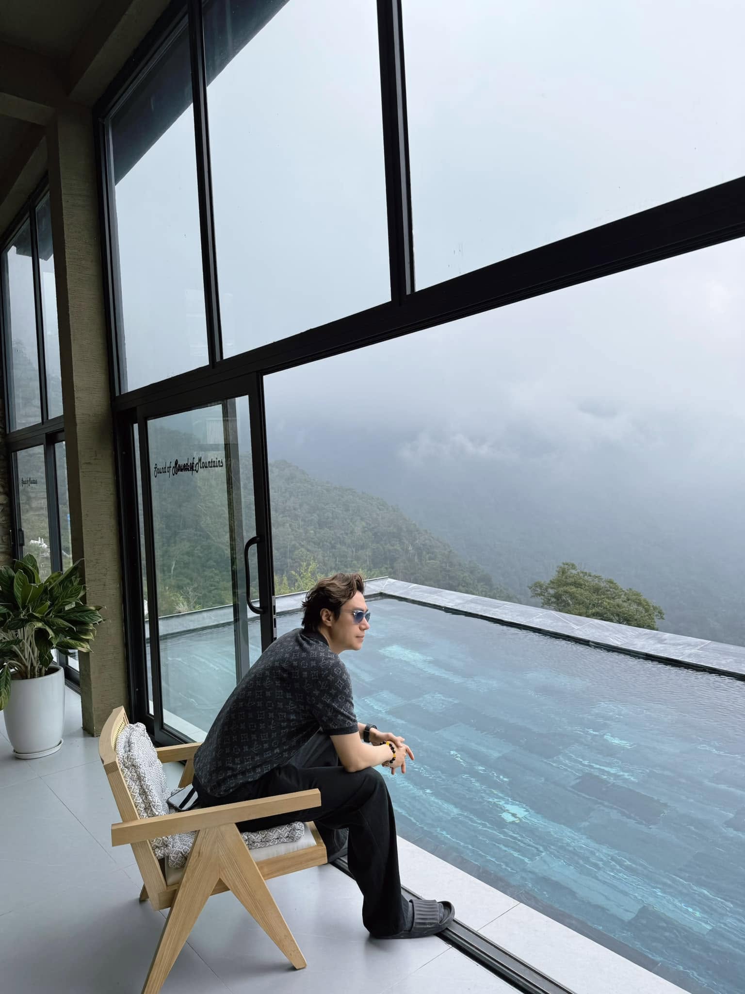 Nam nghệ sĩ hiện dành ưu tiên cho việc hoàn thiện căn biệt thự mua chung với bạn gái tại ngoại thành Hà Nội. Cơ ngơi sẽ trở thành tổ ấm của hai người sau khi hoàn thiện.