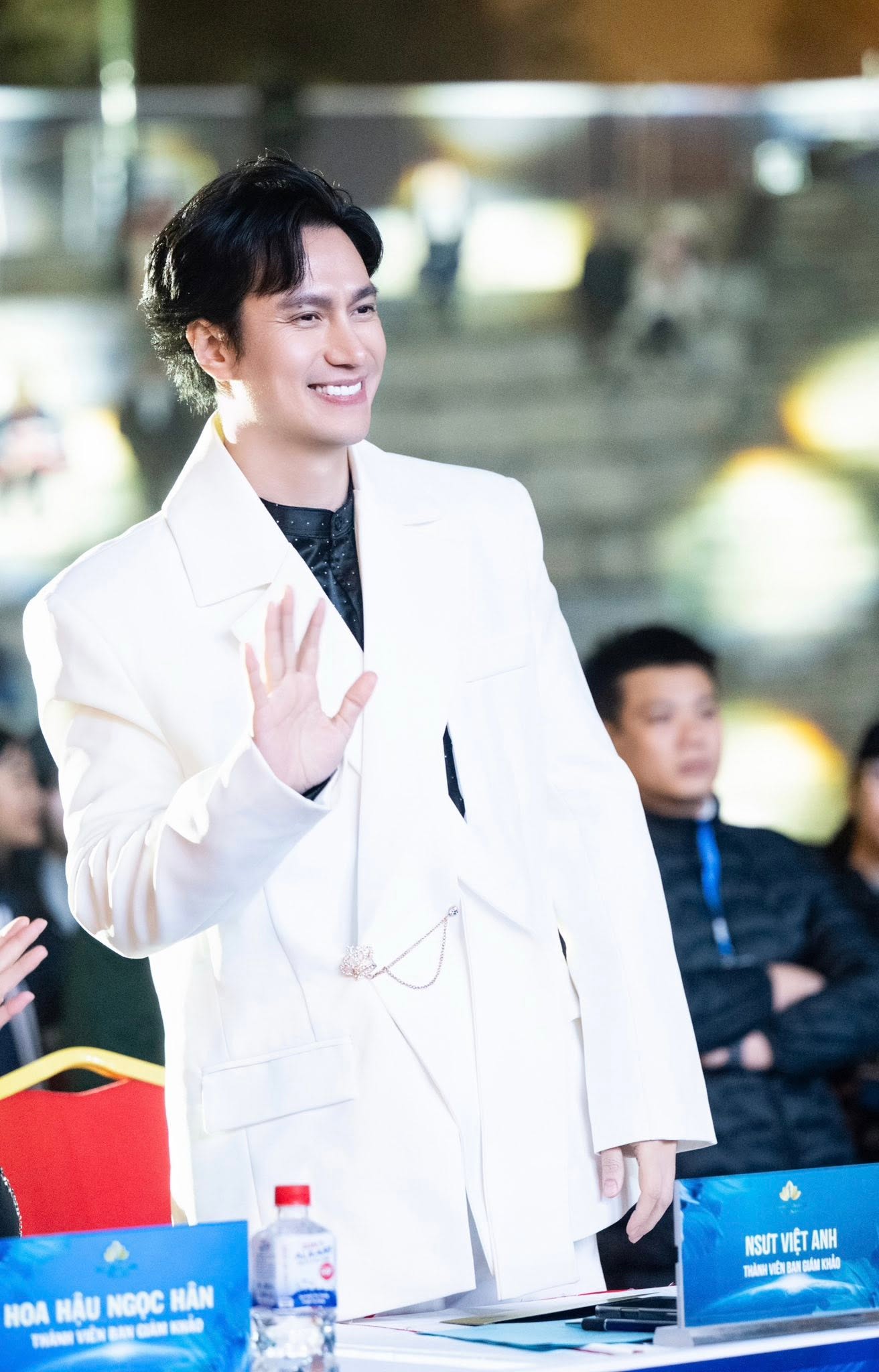 Vài năm nay, Việt Anh ít đóng phim truyền hình để tập trung cho việc kinh doanh thương hiệu đồ ăn vặt mang tên mình. Nam nghệ sĩ chỉ thỉnh thoảng xuất hiện trong một số sự kiện với tư cách khách mời hoặc giám khảo.