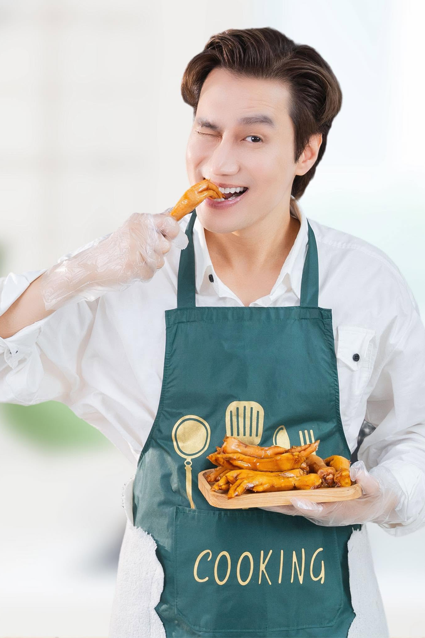 Nam diễn viên cho biết đang trong giai đoạn khởi nghiệp, mở rộng thị trường đồ ăn ra nước ngoài nên không có nhiều thời gian dành cho phim truyền hình. Anh vui vì có bạn gái đồng hành trong hoạt động kinh doanh khi cô xuất hiện cùng anh trong một số chuyến công tác hay livestream bán hàng.