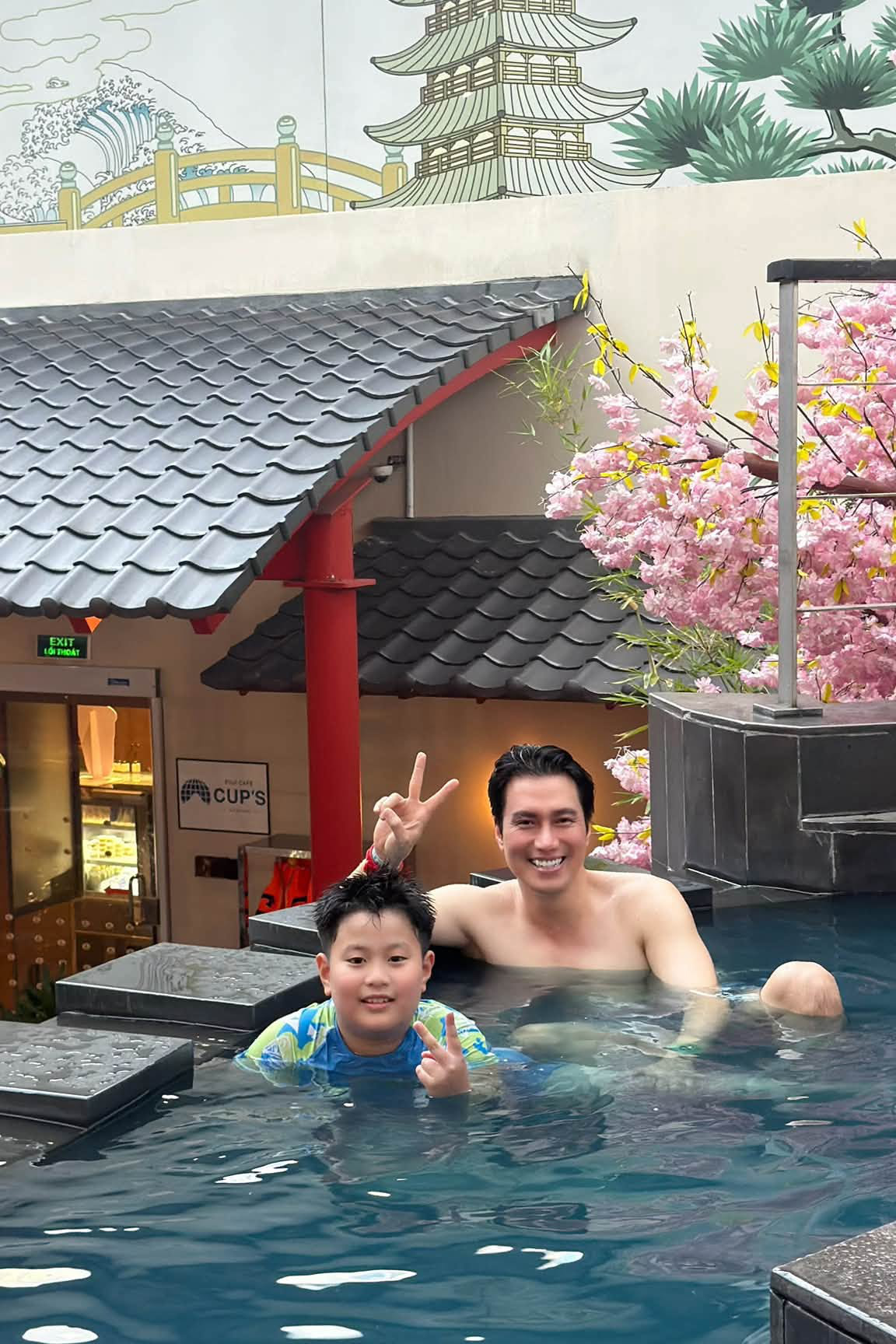 Trước khi đến với Quỳnh Nga, Việt Anh trải qua hai cuộc hôn nhân đổ vỡ và có hai người con riêng. Con gái lớn của anh theo người vợ đầu ra nước ngoài định cư còn con trai nhỏ hiện sống với người vợ thứ hai ở Hà Nội. Nam diễn viên giữ mối quan hệ bạn bè với người vợ thứ hai để cùng chăm sóc con trai, thi thoảng đón bé đi chơi. Trong ảnh, hai bố con đi nghỉ hè 2026 cùng nhau.
