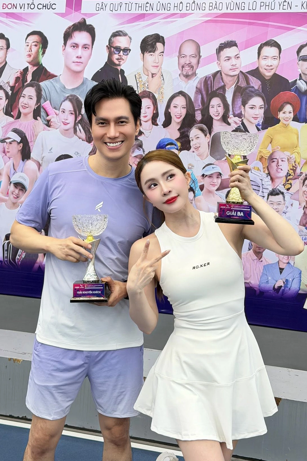 Ở tuổi U50, Việt Anh chăm chỉ tập thể thao, gắn bó với gym và pickleball để rèn luyện sức khỏe và giữ gìn sự trẻ trung. Anh cũng không ngại công khai các biện pháp làm đẹp để níu giữ thanh xuân, xóa dấu vết thời gian.
