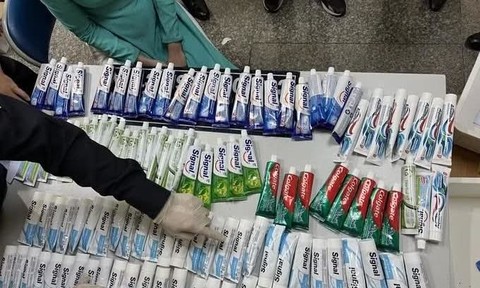 Các tuýp kem đánh răng chứa ma túy do 4 tiếp viên hàng không vận chuyển ma túy từ Pháp về Việt Nam.