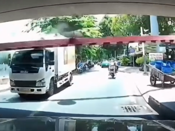 Hú hồn cảnh xe tải húc sập thanh giới hạn chiều cao ở dạ cầu Bông