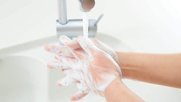 Vệ sinh bàn tay là biện pháp đơn giản nhưng có vai trò quan trọng trong phòng ngừa nhiều bệnh truyền nhiễm. Ảnh TM
