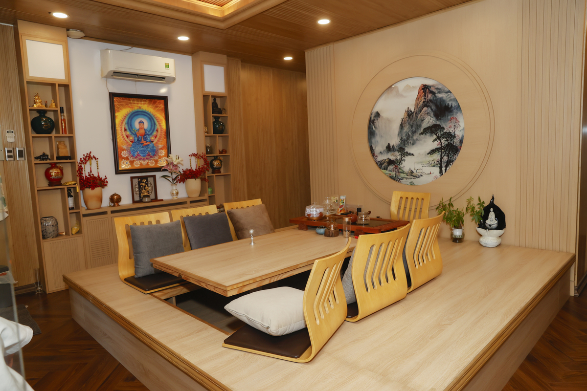 Dương Ngọc Thái cho biết khu vực anh thích nhất trong nhà là phòng trà đạo với chiếu nghỉ mang phong cách Nhật Bản, có tông gỗ nâu sáng.
