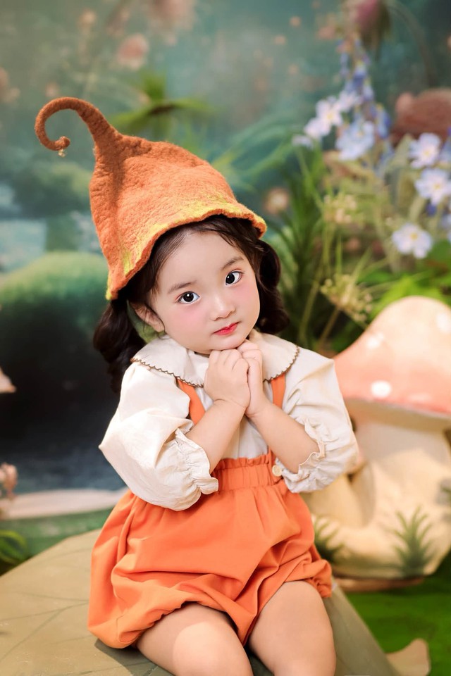 Trong khoảnh khắc đáng yêu của con gái Lisa, Khánh Thi đã viết đoạn giới thiệu ngắn gọn khiến khán giả cảm thấy thú vị vì quá dễ thương. 