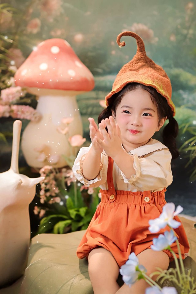 Khánh Thi viết: Sản phẩm này rất hay dỗi hờn. Vui lòng chiều chuộng và yêu thương. Dòng trạng thái cùng hình ảnh của Lisa nhận được nhiều tình cảm lẫn tương tác từ phía khán giả.