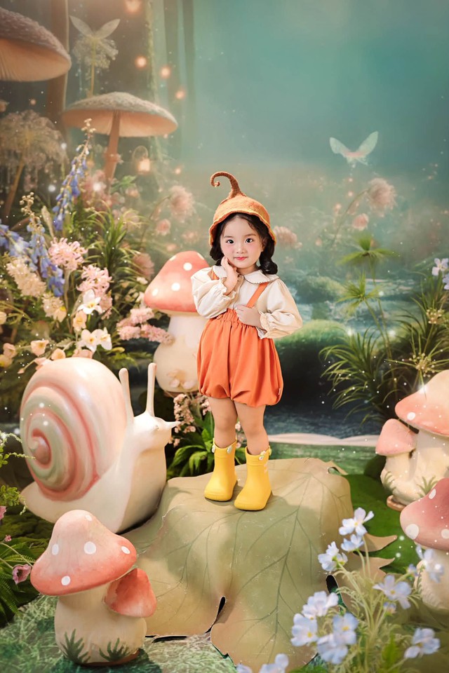 Lisa mỗi lần xuất hiện trên mạng xã hội đều chiếm trọn spotlight của bố mẹ bởi vẻ ngoài đáng yêu, trong trẻo. Đây không phải là lần đầu bé Lisa - con gái Khánh Thi và Phan Hiển nhận được lời khen từ cộng đồng mạng. Với ngoại hình xinh xắn dễ thương cùng sự lém lỉnh, Lisa đã chinh phục được trái tim nhiều khán giả. Chính Khánh Thi có lần còn chia sẻ hiện tại Lisa còn hot hơn cả bố mẹ, bằng chứng là mỗi lần đăng ảnh Lisa, Facebook của Khánh Thi nhận được tương tác lớn.