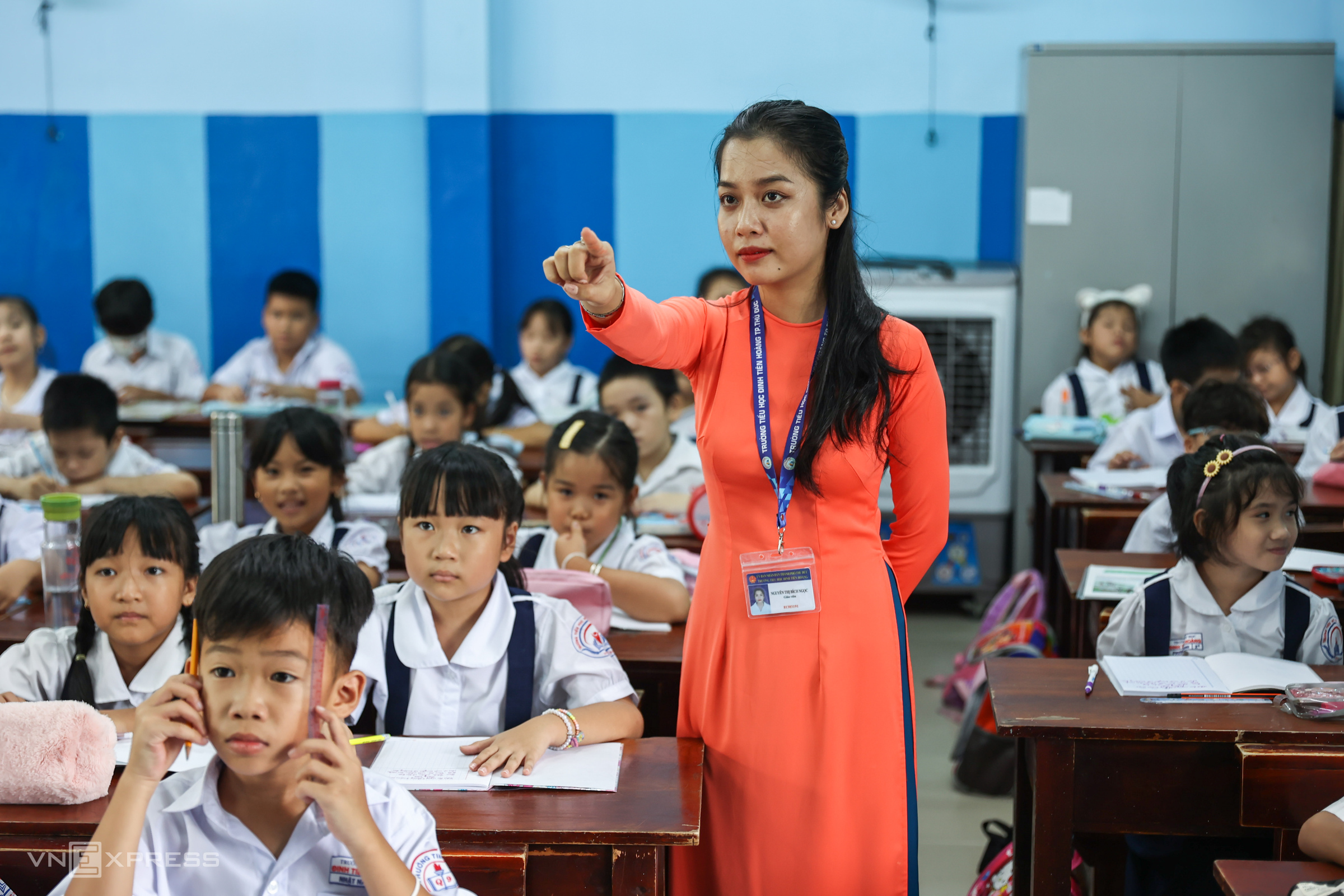 Học sinh và giáo viên trường Tiểu học Đinh Tiên Hoàng, TP HCM, tháng 9/2023. Ảnh: Quỳnh Trần
