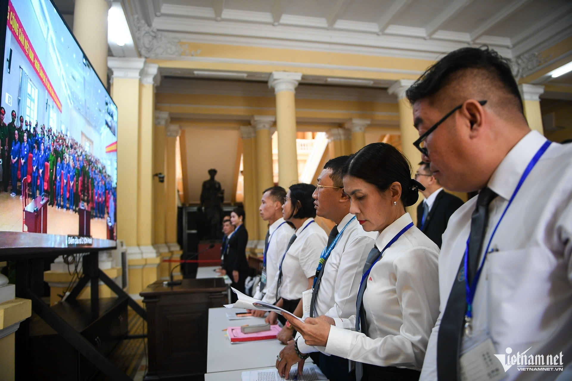 Điểm cầu trung tâm đặt tại trụ sở TAND TPHCM, điểm cầu còn lại tại Trại tạm giam Chí Hòa (T30) thuộc Công an TPHCM. Khoảng 120 luật sư tham gia bào chữa cho các bị cáo.