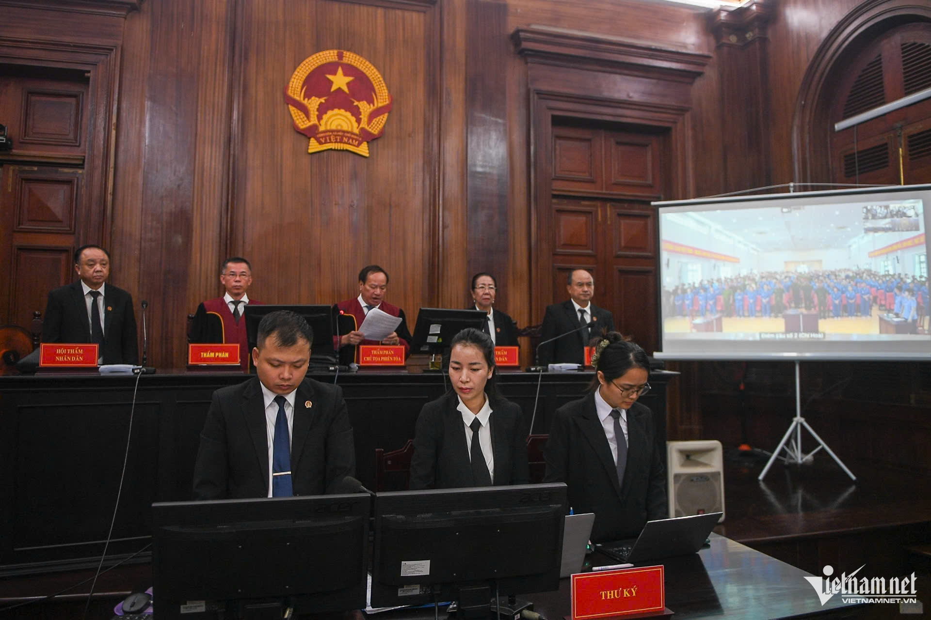 Thẩm phán Vũ Thanh Lâm, Chánh tòa Hình sự TAND TPHCM làm chủ tọa phiên tòa.