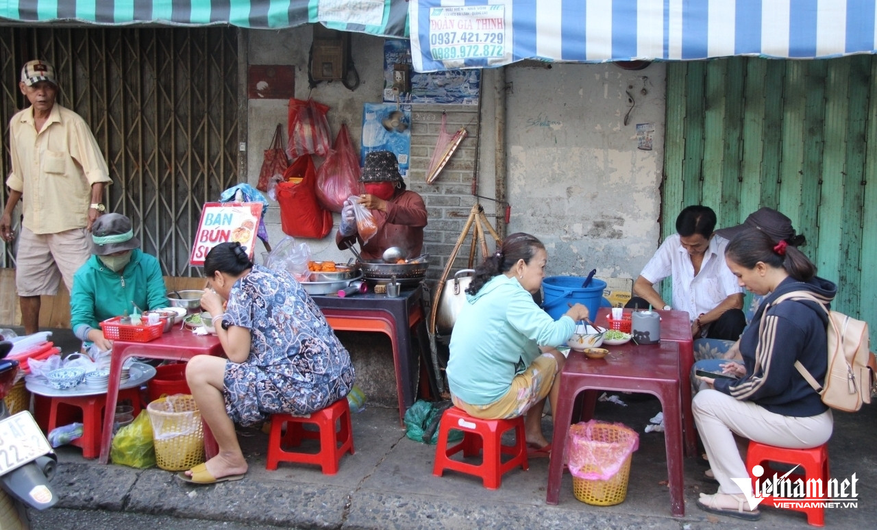 Quán bún suông gần 100 tuổi nổi tiếng ở TPHCM, bà chủ vẫn dùng đôi quang gánh cũ - 1