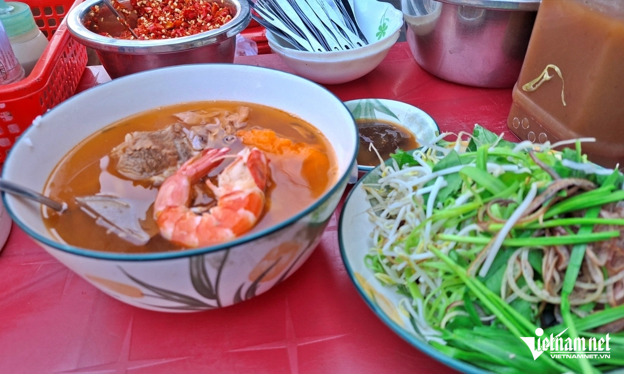 Quán bún suông gần 100 tuổi nổi tiếng ở TPHCM, bà chủ vẫn dùng đôi quang gánh cũ - 7