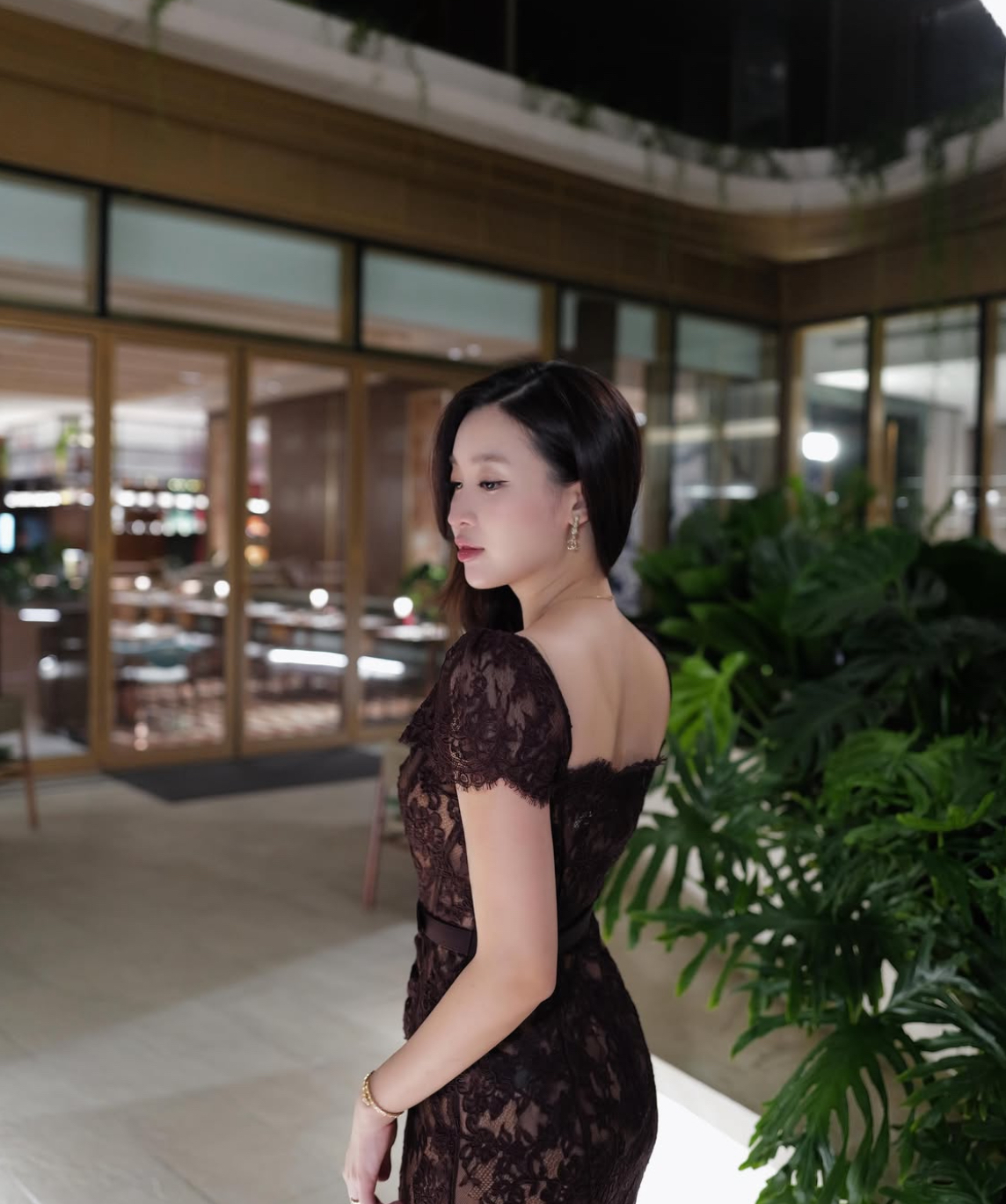 Trong loạt ảnh chia sẻ trên Instagram, Hoa hậu Việt Nam 2016 diện đầm ren dáng ôm, khoe body sau thời gian hạn chế hoạt động showbiz.
