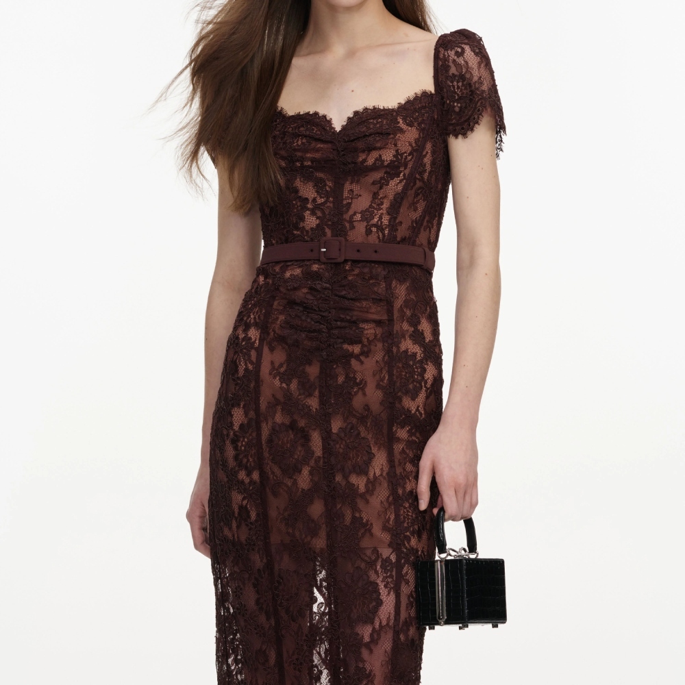 Mỹ Linh chọn mẫu Brown Floral Lace Midi Dress của Self-Portrait, có giá niêm yết 420 bảng Anh, tương đương khoảng 15 triệu đồng.