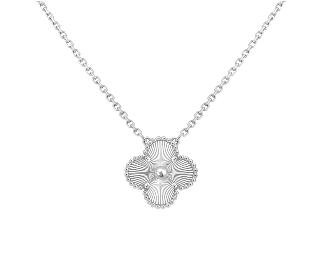 Mỹ Linh đeo Vintage Alhambra pendant của Van Cleef amp; Arpels, làm từ vàng trắng 18K phủ rhodium. Mẫu vòng cổ lấy cảm hứng từ hình cỏ bốn lá - biểu tượng may mắn đặc trưng của dòng Alhambra - được hãng niêm yết 126,5 triệu đồng. Ảnh: Van Cleef amp; Arpels