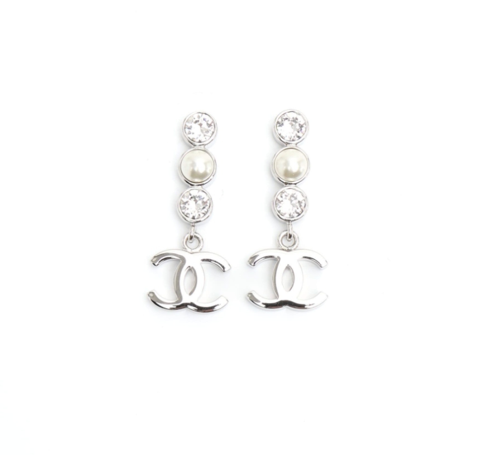 Mỹ Linh hoàn thiện diện mạo bằng đôi hoa tai Chanel Coco Mark Rhinestone Pearl Dangling Earrings, có logo CC cùng các chi tiết pha lê và ngọc trai. Mẫu phụ kiện từng được bán lại trên thị trường với giá khoảng 700 euro, tương đương 21,5 triệu đồng. Ảnh: Chanel