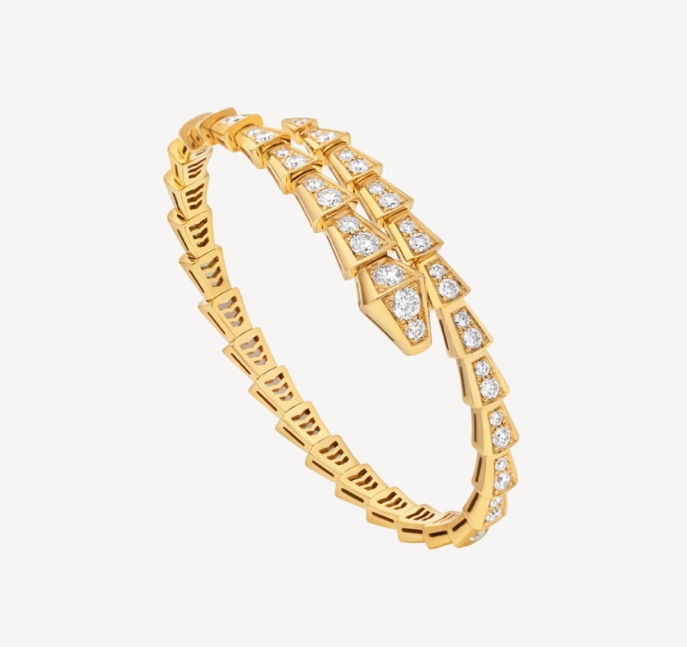 Cô phối cùng vòng Serpenti Viper của Bvlgari bằng vàng 18K, nạm toàn bộ kim cương. Thiết kế mã 361223 có 2,76 carat kim cương, được thương hiệu niêm yết 44.200 euro, tương đương khoảng 1,37 tỷ đồng. Ảnh: Bvlgari